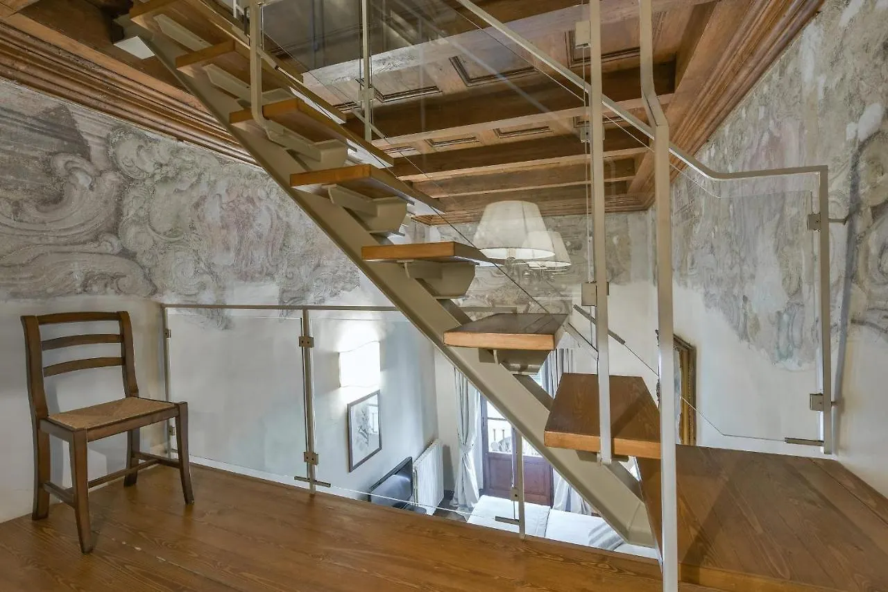 Tintoretto Frescoed Loft In The Oltrarno Floransa